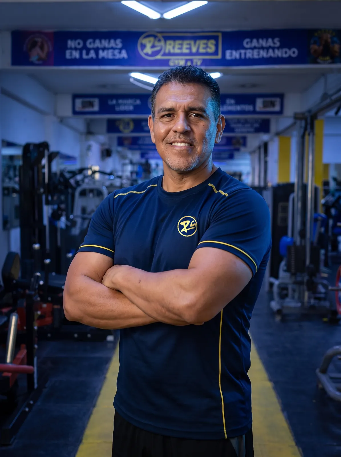 Retrato de Omar Peña, entrenador personal de Reeves Gym, de brazos cruzados