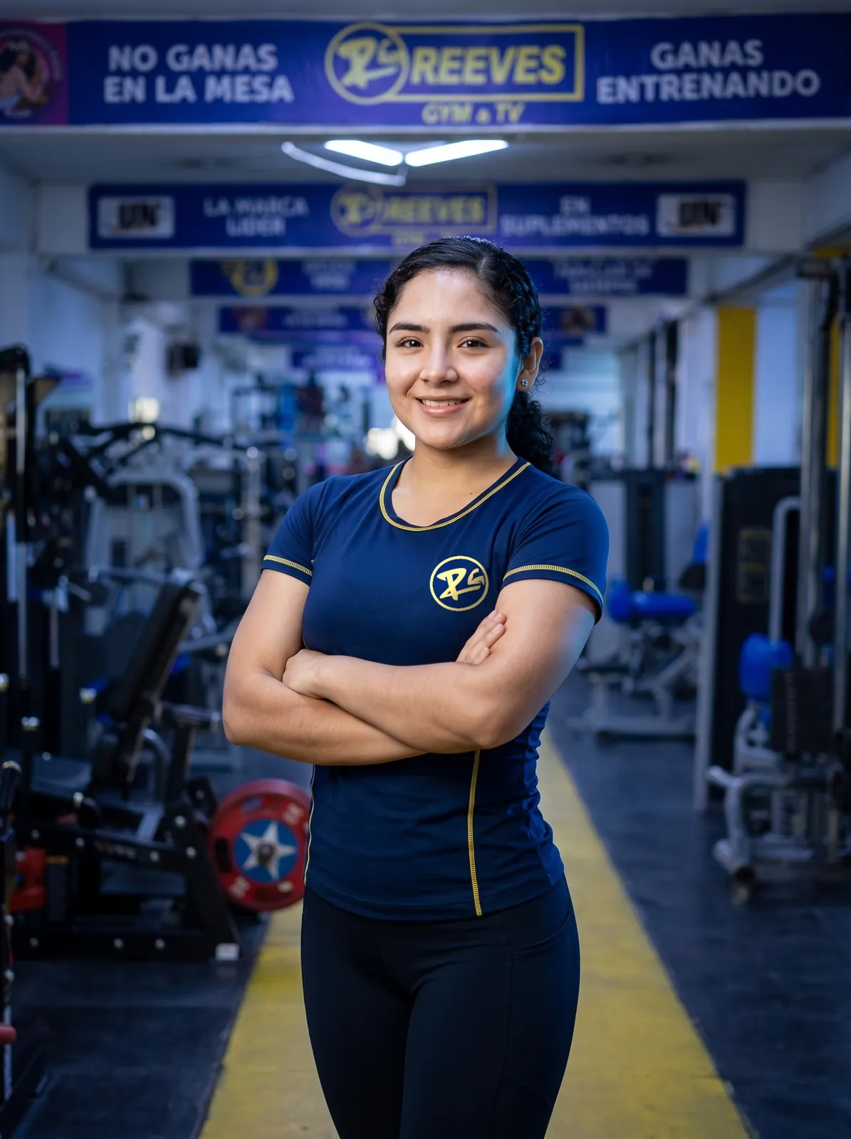 Retrato de Tracy Mendoza León, entrenadora personal de Reeves Gym, de brazos cruzados
